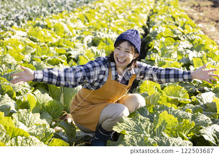 農民在田間勞動的景象 122503687