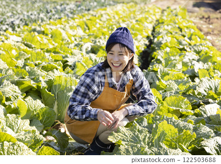 農民在田間勞動的景象 122503688