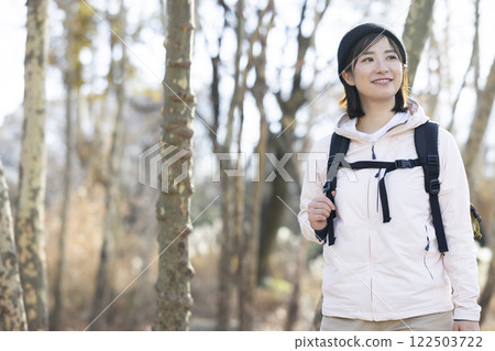 女人享受遠足 122503722
