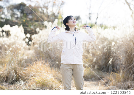 女人享受露營 122503845
