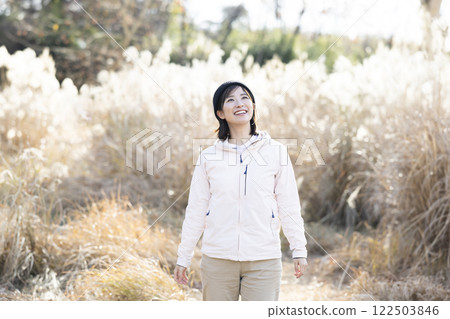 女人享受露營 122503846