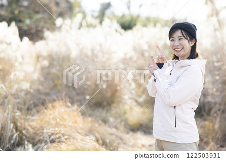 女人享受露營 122503931