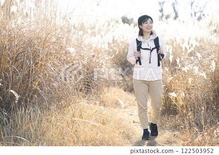 女人享受遠足 122503952