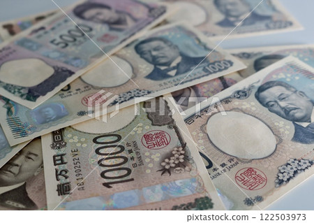 有關金錢和計算器、帳單、計算器等的文章縮圖。 122503973