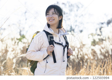 女人享受遠足 122503994