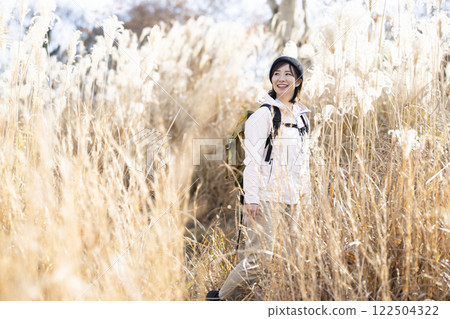 女人享受遠足 122504322