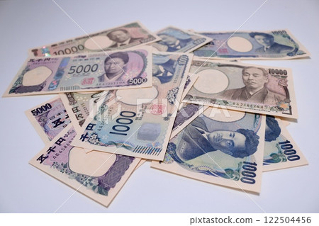 有關金錢和計算器、帳單、計算器等的文章縮圖。 122504456