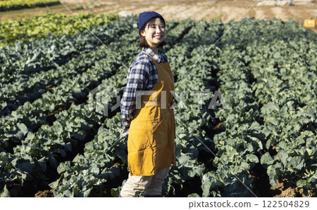在田間工作的農婦 122504829