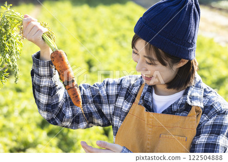 Image of a female farmer working in the fields 122504888