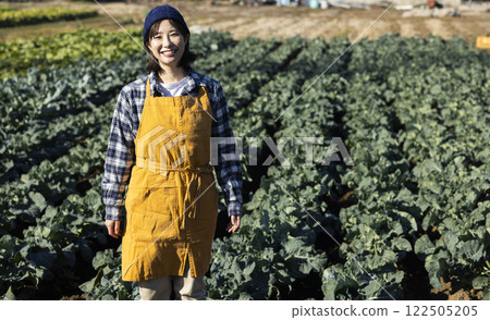 在田間工作的農婦 122505205