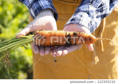 田間勞動的女農圖片 122505210