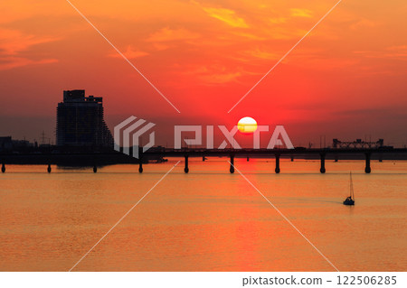 Beautiful sunset over the Dnieper river in Dnipro city, Ukraine 122506285