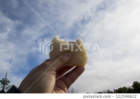 One bite of rice ball 122506622