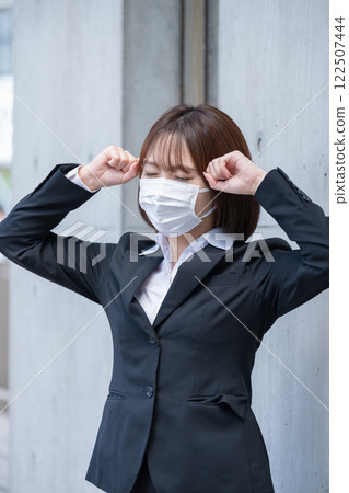 一位似乎患有頭痛的女商人 122507444