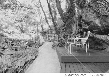 Promenade bench 122507866