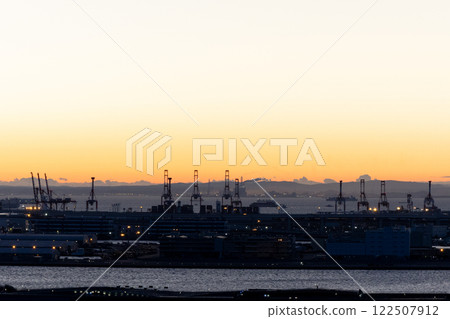 Yokohama morning 122507912