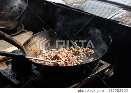 Rice topped with stir-fried pork or beef and basil Rice topped with stir-fried pork or beef and basil 122508593