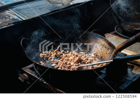 Rice topped with stir-fried pork or beef and basil 122508594