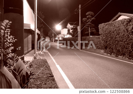 夜晚路燈照亮的街道 夜晚路燈照亮的街道 122508866