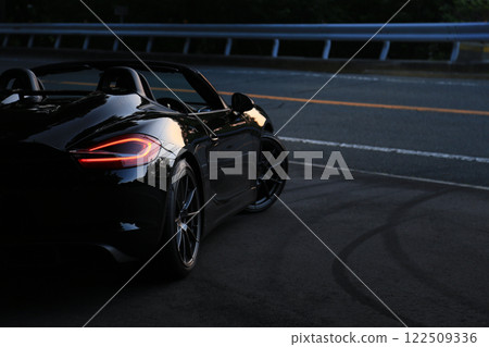 有光澤的黑色敞篷車 122509336