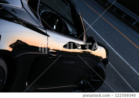 有光澤的黑色敞篷車 有光澤的黑色敞篷車 122509340