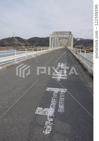 Scenery of Kasumi Bridge and Takahashi River 122509398