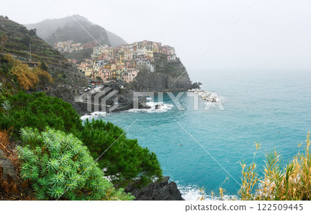 Foggy day at coastal village of Manarola 122509445