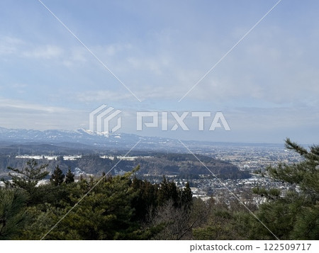 View of snowy mountains in winter from an observation deck (January, Green Park Yoshimine, Tateyama Town, Toyama Prefecture) 122509717