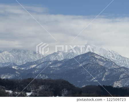 Tateyama mountain range in winter (January *Green Park Yoshimine, Tateyama Town, Toyama Prefecture) 122509723