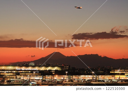 Night view of Haneda Airport Haneda Airport glowing at sunset Night view of Haneda Airport Haneda Airport glowing at sunset 122510300