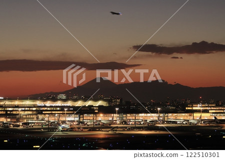 羽田機場夜景 夕陽下的羽田機場 122510301