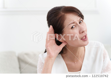 聾啞老年婦女 聾啞老年婦女 122510742