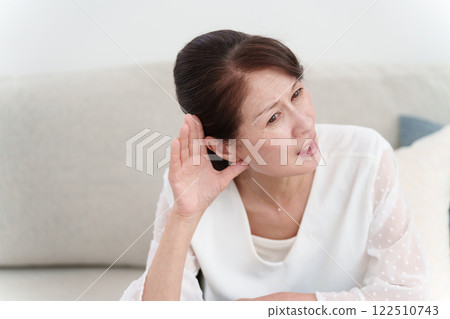 聾啞老年婦女 聾啞老年婦女 122510743