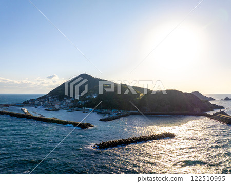 Kamishima Island illuminated by the morning sun (Toba City, Mie Prefecture) 122510995
