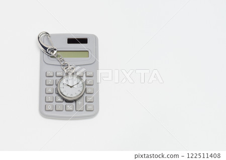 使用懷錶和計算器進行成本管理的形象 122511408