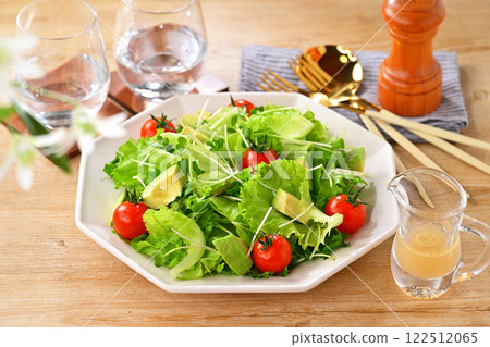 Green salad, frilly lettuce, avocado, radish sprouts, cherry tomatoes. The white flowers are artificial. Green salad, frilly lettuce, avocado, radish sprouts, cherry tomatoes. The white flowers are artificial. 122512065