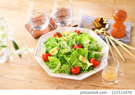 綠色沙拉、褶邊生菜、酪梨、豆芽菜和櫻桃番茄。白色的花是假的。 122512070