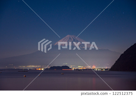 【靜岡縣】黎明時分從伊豆內浦灣眺望富士山 【靜岡縣】黎明時分從伊豆內浦灣眺望富士山 122512375