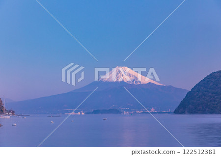 [Shizuoka Prefecture] Mt. Fuji seen across Izu Uchiura Bay at dawn 122512381