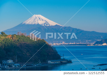 [Shizuoka Prefecture] Mount Fuji seen across Izu Uchiura Bay 122512555