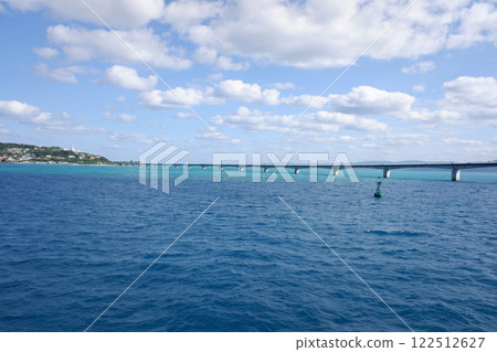 從沖繩縣伊平屋渡輪上眺望古宇利大橋 122512627
