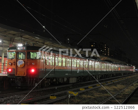 湘南色115系列車停靠在下關站 122512866