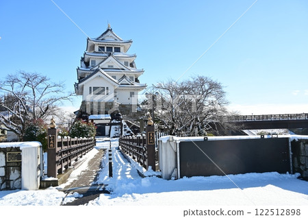 Sennari Bridge and Suminomata Ichiya Castle (Ogaki City, Gifu Prefecture) A clear, snowy day 122512898