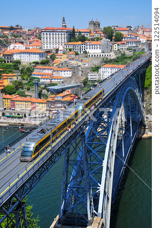 Beautiful view of Dom Luis I Bridge over the Douro River 122514094