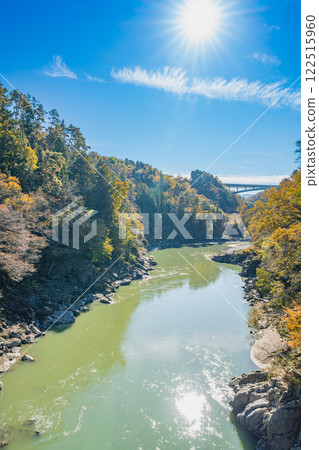 飯田市名勝天龍峽的紅葉及從天龍川後方眺望的空山坡天龍峽（長野縣） 122515960
