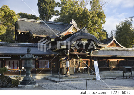 Imamiya Shrine: The main shrine is illuminated by the morning sun and has a solemn atmosphere. 122516032