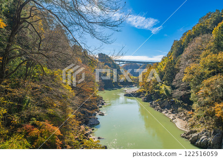 飯田市名勝天龍峽的紅葉及從天龍川後方眺望的空山坡天龍峽（長野縣） 122516059