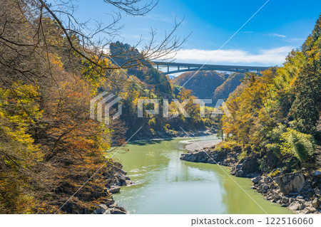 飯田市名勝天龍峽的紅葉及從天龍川後方眺望的空山坡天龍峽（長野縣） 122516060