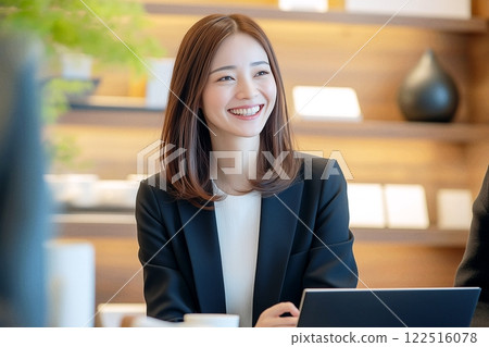 在辦公室工作的女性/女商人的“人工智慧生成圖像” 122516078