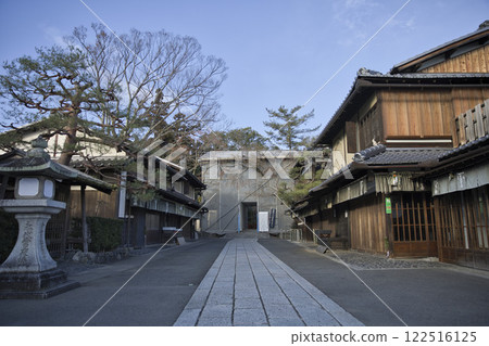 Imamiya Shrine: East Gate under renovation and famous Aburimochi shop before opening Imamiya Shrine: East Gate under renovation and famous Aburimochi shop before opening 122516125